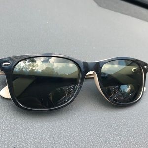 “New Wayfarer” Ray Bans